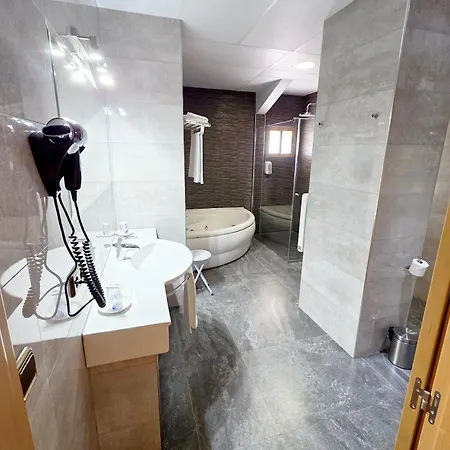 Hotel Los Barruecos By Croma Hotel